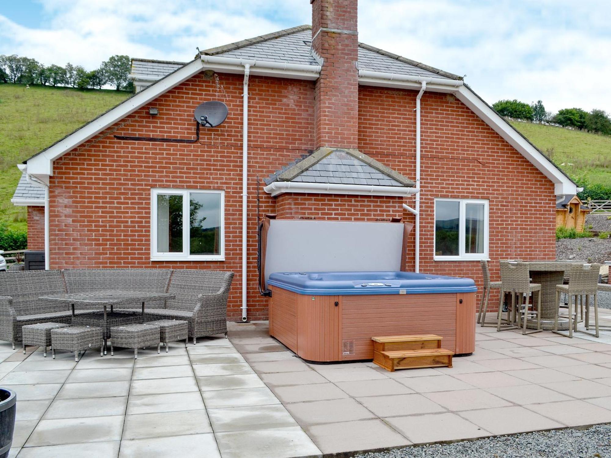Villa Castle View Llanbadarn Fynydd Exterior foto